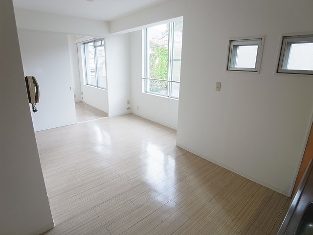 BELL TREE平和台の居間・リビング|リビングから2部屋にアクセスできます