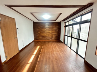 【居間・リビング】 | 千葉市稲毛区小中台町　中古戸建　総武線「稲毛駅」 | 明るく開放的な空間が広がるリビングダイニング。室内には豊かな陽光が注ぎ込み、爽やかな住空間を演出。