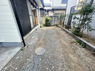 【庭】 | 千葉市稲毛区小中台町　中古戸建　総武線「稲毛駅」 | 住みながらお庭を持つ。そんな贅沢が実現する戸建。日当たりも良く、家庭菜園や植栽を育てるのに適したお庭はこれからの生活に緑という癒しを与えてくれます。
