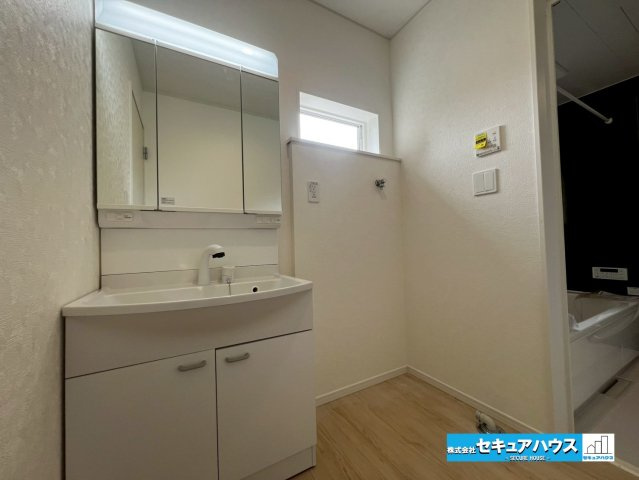 【今からご案内可能】豊明市沓掛町　全4棟の独立洗面台|【洗面台】
◆鏡の裏にはたっぷりと収納スペースを標準装備！
◆電源を付属しているのでドライヤーなど利用できます。
◆洗面台下にも収納スペースがあるため洗剤やシャンプーのストックを入れられます。　　　　