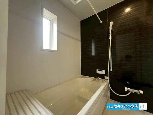 【同施工物件ご案内可能】豊明市沓掛町　全4棟の内観：施工例|【浴室イメージ】
◆アクセントパネルで落ち着きのある雰囲気を演出します。毎日の疲れを癒やすバスタイムをお楽しみ下さい！
◆窓付きで、カビの繁殖を抑える効果があります。