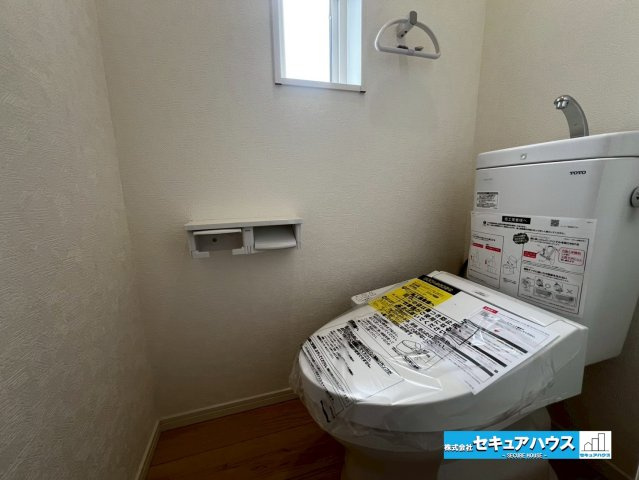 【同施工物件ご案内可能】豊明市沓掛町　全4棟の内観：施工例|【高機能トイレイメージ】
◆高機能トイレの多くは便器のフタの開閉が自動であり、使用後に手動で水を流す面倒もなく非常に便利です。スタイリッシュな見た目で、お掃除しやすく、節水効果が高いです。