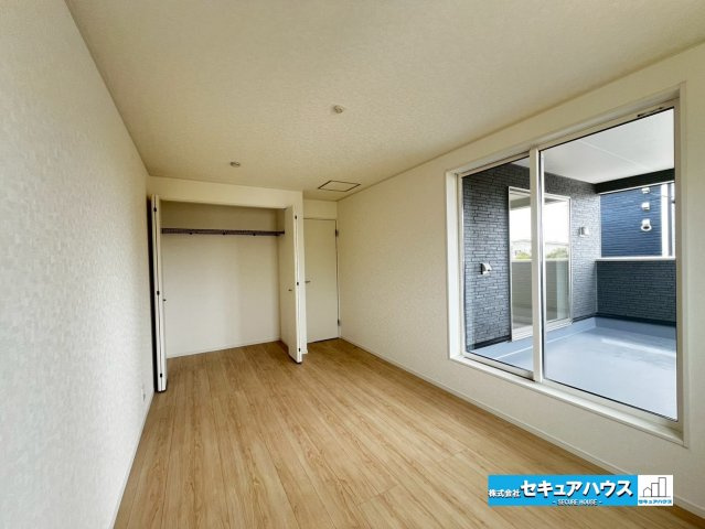 【今からご案内可能】豊明市沓掛町　全4棟の洋室|【洋室7.7帖】
◆広々とした居住空間は日々の暮らしを彩り、心のやすらぎと満足感を与えてくれます。通風と採光を考慮した設計は子供たちはのびのび育ち、家族でくつろぎと団らんを生み出します。　　　　　　　