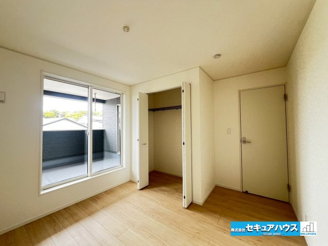 【今からご案内可能】豊明市沓掛町　全4棟の洋室|【洋室6帖】
◆お子様のお部屋や主寝室、来客時の宿泊室、趣味のお部屋としてもご利用いただけます♪
◆白基調のお部屋のため、自分好みのお部屋がつくりやすいのも嬉しいポイントです。　　　　　　　　　　　　