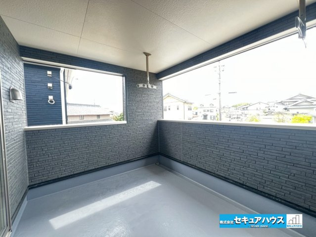 【同施工物件ご案内可能】豊明市沓掛町　全4棟の内観：施工例|【バルコニーイメージ】
◆見晴らしもよく、太陽の温かな温もりをめいっぱい受け止めてくれます。
太陽の光と爽やかな風を受けたお洗濯物はあっという間に乾き、取りこむ時には太陽の匂いを感じられそうですね。　