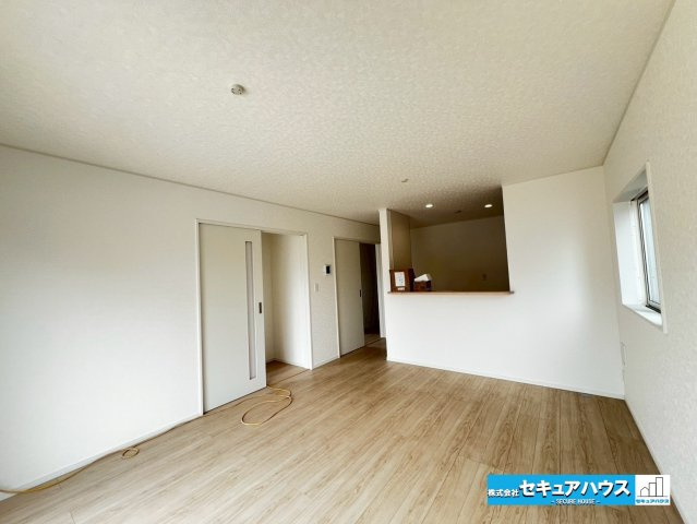 【今からご案内可能】豊明市沓掛町　全4棟の居間・リビング|【LDK15帖】
◆南向き×2面の窓で採光・通風共に良好なリビングです。家族揃ってリビングで過ごすお休みの日が楽しみになる場所になります。
◆白基調の洗練されたデザインのため家具も選びやすいです。　　