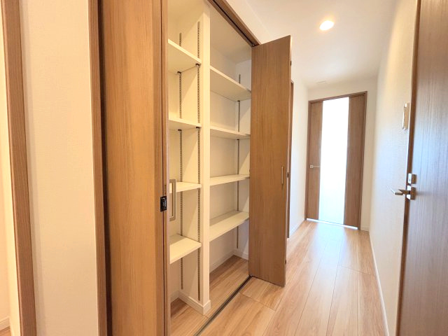 廊下の収納は可動棚になっているためお荷物の高さに合わせて収納することができます