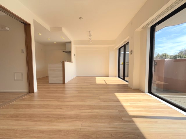 前面に高い建物がないため陽当たりと風通しが良いです。