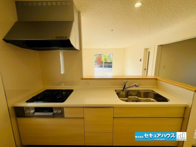 【今からご案内可能】豊明市沓掛町　全4棟のキッチン|【キッチン】
◆同時にたくさんの料理が調理できる3口コンロ。「焼く・蒸す・煮る」の工程を同時進行で進めることができるので、料理を素早く作ることができます。育児でバタバタ忙しいママに嬉しい♪　　　　　　