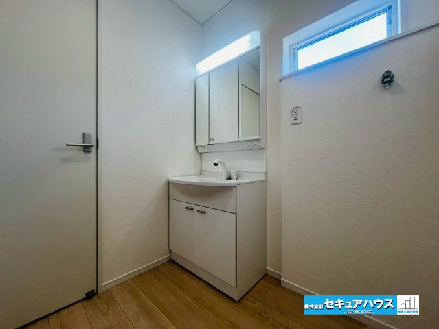 【今からご案内可能】豊明市沓掛町　全4棟の独立洗面台|【洗面台】
◆鏡の裏にはたっぷりと収納スペースを標準装備！
◆電源を付属しているのでドライヤーなど利用できます。
◆洗面台下にも収納スペースがあるため洗剤やシャンプーのストックを入れられます。　　　　