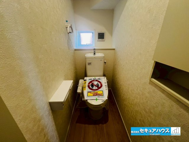 【今からご案内可能】豊明市沓掛町　全4棟のトイレ|【高機能トイレ】
◆高機能トイレの多くは便器のフタの開閉が自動であり、使用後に手動で水を流す面倒もなく非常に便利です。スタイリッシュな見た目で、お掃除しやすく、節水効果が高いです。　　　　　　　　　　