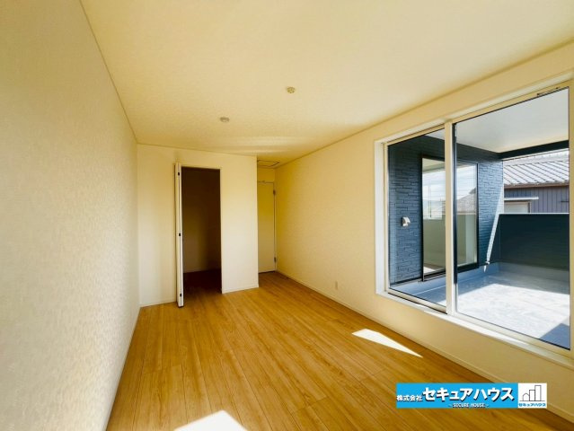 【今からご案内可能】豊明市沓掛町　全4棟の洋室|【洋室8帖】
◆広々とした居住空間は日々の暮らしを彩り、心のやすらぎと満足感を与えてくれます。通風と採光を考慮した設計は子供たちはのびのび育ち、家族でくつろぎと団らんを生み出します。　　　　　　　　　