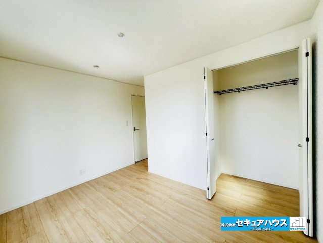 【今からご案内可能】豊明市沓掛町　全4棟の洋室|【洋室6.5帖】
◆家族一人ひとりの大切なプライベート空間。趣味に合わせて使って頂けるようシンプルに仕上げてあります。暮らし心地を大きく左右する収納を、適材適所に配置し使い勝手を考慮しました。　　　　