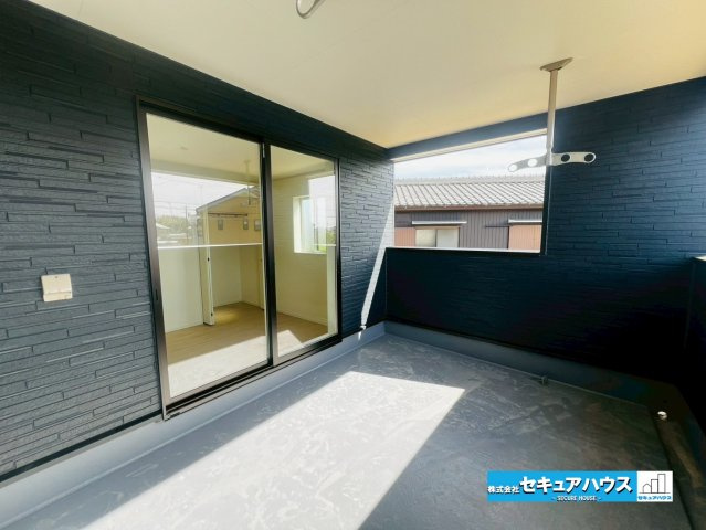 【今からご案内可能】豊明市沓掛町　全4棟のバルコニー|【バルコニー】
◆見晴らしもよく、太陽の温かな温もりをめいっぱい受け止めてくれます。
太陽の光と爽やかな風を受けたお洗濯物はあっという間に乾きます。
◆急な天候の変化にも安心なインナーバルコニーです。
