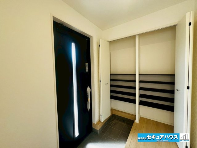 【今からご案内可能】豊明市沓掛町　全4棟の玄関|【玄関】
◆光が差し込み明るいです。
◆玄関には、収納力のあるシューズボックスがございます。玄関まわりがすっきり片付きます。可動棚のため高さ調整が可能です。
◆ダブルロックキーで防犯面も安心です。　　
