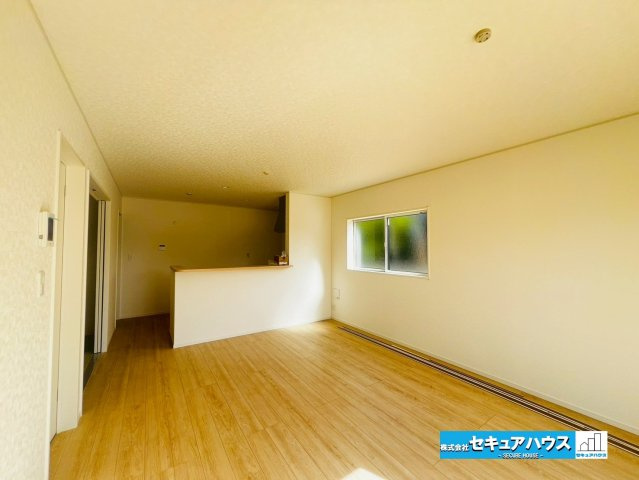【今からご案内可能】豊明市沓掛町　全4棟の居間・リビング|【LDK16帖】
◆南向き×2面の窓で採光・通風共に良好なリビングです。家族揃ってリビングで過ごすお休みの日が楽しみになる場所になります。
◆白基調の洗練されたデザインのため家具も選びやすいです。　　
