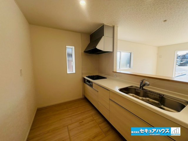 【今からご案内可能】豊明市沓掛町　全4棟のキッチン|【キッチン】
◆キッチンの窓は、自然光による明るさ確保、効率的な換気そして開放感による閉塞感の解消が大きなメリットです。
◆床下収納には飲み物のや調味料のストックを置くことができます。　　　　　　　　