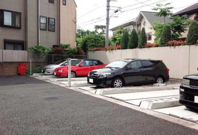 コンフォリア代々木上原の駐車場