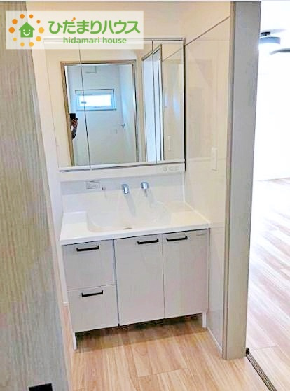 郡山市昭和1丁目　中古戸建の独立洗面台|三面鏡の大きな鏡は憧れます(^^♪ 鏡の後ろは収納となっていて、細かいものでも収納できるのでスッキリと整理できます！