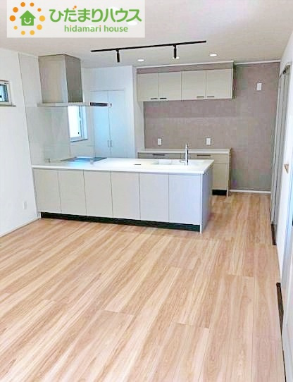 郡山市昭和1丁目　中古戸建の居間・リビング|家族の集まるLDKは広々16帖！贅沢な空間を演出！