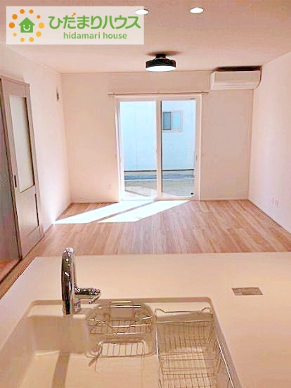 郡山市昭和1丁目　中古戸建の居間・リビング|お子様が元気に遊べる広々としたリビングです。