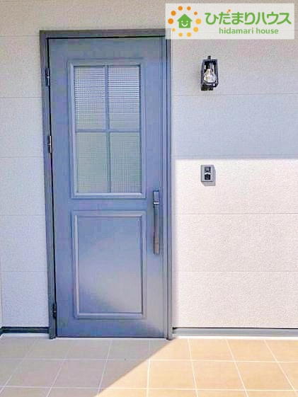 郡山市昭和1丁目　中古戸建の玄関|毎日「行ってきます」「ただいま」をいう玄関は小窓付で、明るく光が差し込みます。