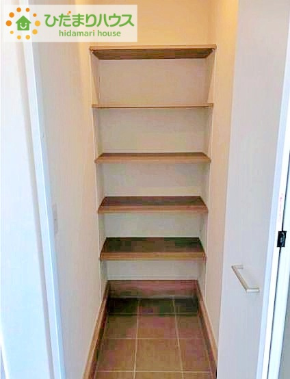 郡山市昭和1丁目　中古戸建の収納|天井まである玄関収納には、ロングブーツなどもしっかり収納できちゃいます！