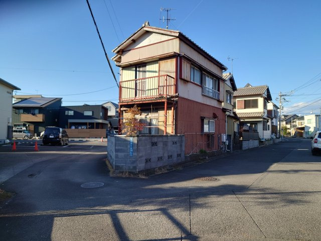 売土地　静岡市駿河区下川原２丁目の外観|2方向が道路に面しているため隣家が少なく、太陽の光を家全体に取り込みやすいです。