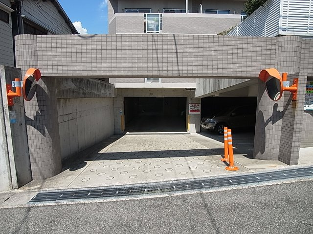 コート宮北の駐車場|敷地内駐車場（現在空は狭い駐車場です。確認下さい）