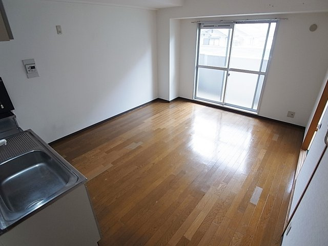 コート宮北の居間・リビング|日当り良好とても明るいリビングです