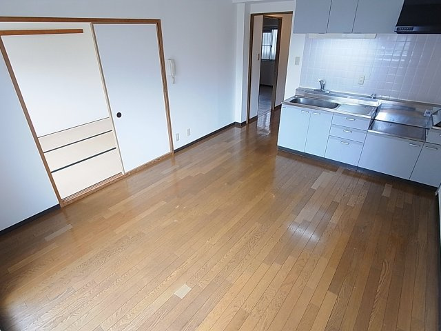 コート宮北の内装|明るい採光のリビング