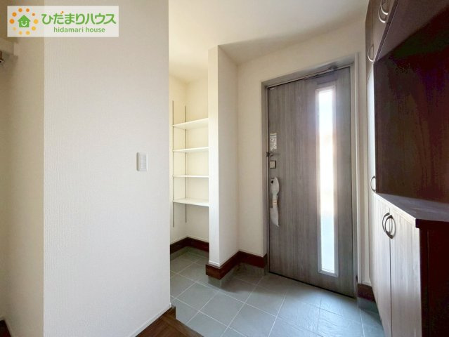 大槻前畑　新築戸建　1号棟の玄関|小窓が付いているドアなので明るいスペースになっています♪