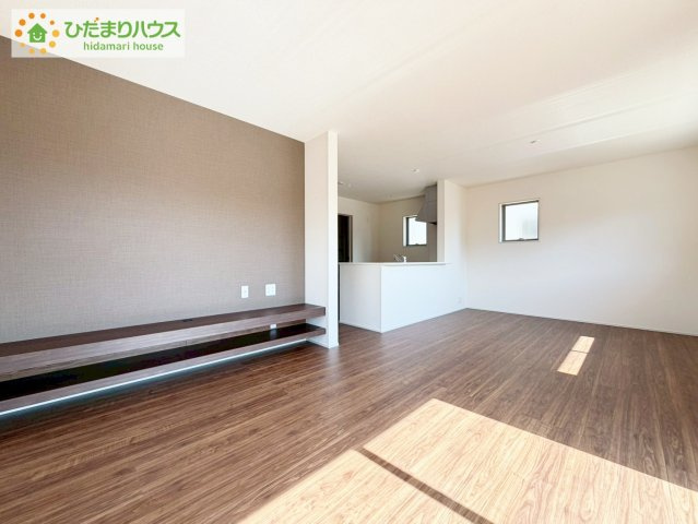 大槻前畑　新築戸建　1号棟の居間・リビング|リビング大きな窓からは、暖かな日の光が降り注ぎます・・・