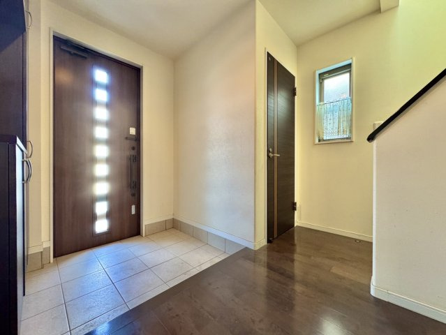 【オール電化】守谷市松前台ソーラーパネル付き中古戸建の玄関