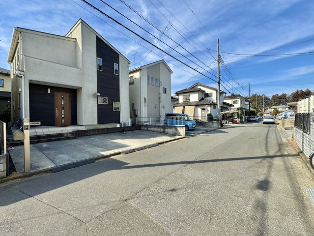 【オール電化】守谷市松前台ソーラーパネル付き中古戸建の前面道路含む現地写真