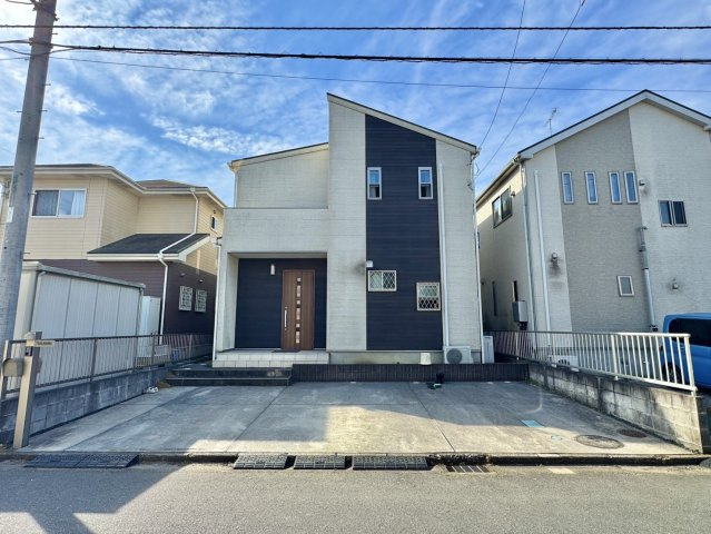 【オール電化】守谷市松前台ソーラーパネル付き中古戸建の駐車場