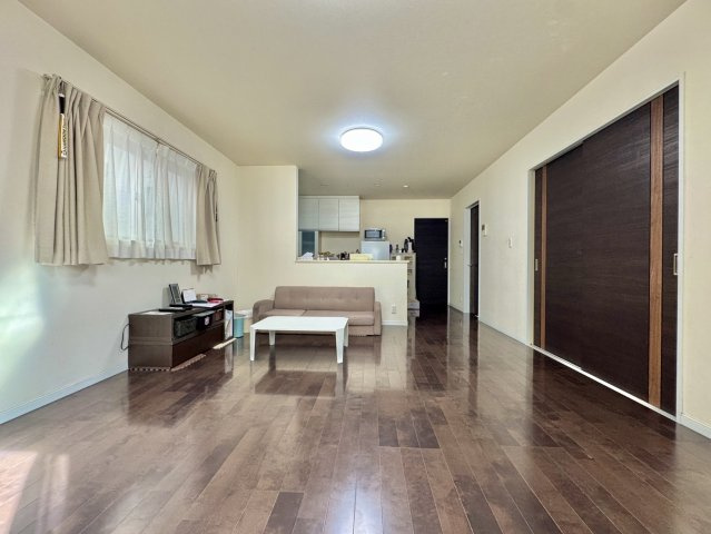 【オール電化】守谷市松前台ソーラーパネル付き中古戸建の居間・リビング