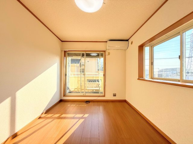 戸塚区舞岡町　中古戸建て　第1の洋室|［施工前］◆室内はいつも明るい印象なので気持ちの良い朝を迎えられます。各部屋にはクローゼットを完備しており、収納が多いお家はすっきりして快適空間です。
