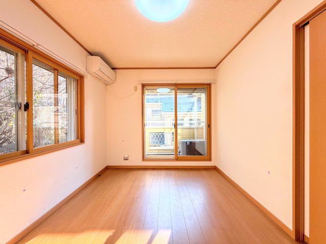 戸塚区舞岡町　中古戸建て　第1の洋室|［施工前］◆気持ちの良い風が室内へ入り込む居室。家具を配置しても広々ご利用いただけます！！
