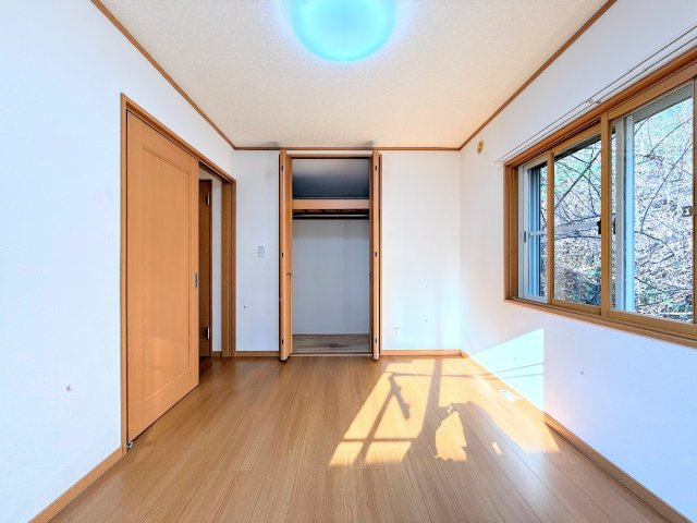 戸塚区舞岡町　中古戸建て　第1の洋室|［施工前］◆子どものスタディ空間として、あるいは書斎やホビールームとして生活スタイルに合わせて使えるプライベートルーム。居心地のいい落ち着いたインテリアが似合います。
