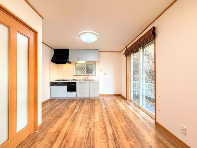 戸塚区舞岡町　中古戸建て　第1の居間・リビング|［施工前］◆家族で食卓を囲むダイニングスペースと、ソファでゆったりくつろぐリビングスペースがしっかり区切られているので家具の配置や用途を使いわけしやすいです。
