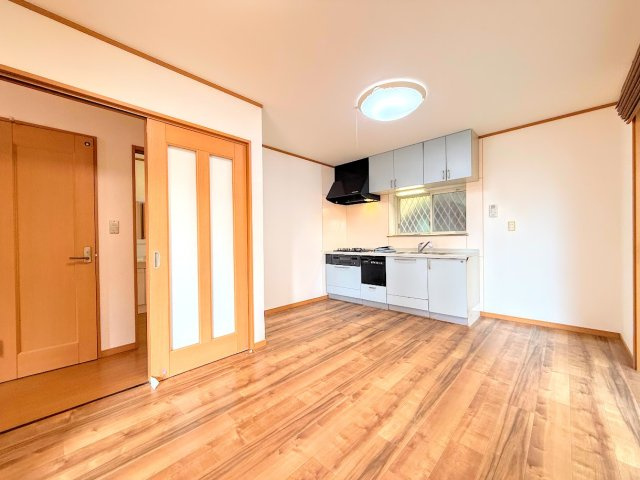 戸塚区舞岡町　中古戸建て　第1の居間・リビング|［施工前］◆一家だんらんのスペースとなるＬＤＫ。窓から明るい光が差し込み、思わず家族の会話も弾む快適な空間。
