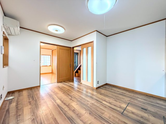 戸塚区舞岡町　中古戸建て　第1の居間・リビング|［施工前］◆ご家族の会話がはずむ、開放的なＬＤＫです。休日はお陽さまの光をたっぷりととりこめるぽかぽかリビングで過ごしませんか？
