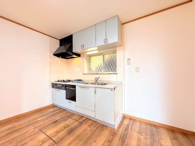 戸塚区舞岡町　中古戸建て　第1のキッチン|［施工前］◆デザイン性と機能性を兼ね備えたキッチンです。リビングスペースとの一体感が生まれ、広々空間を演出してくれます。
