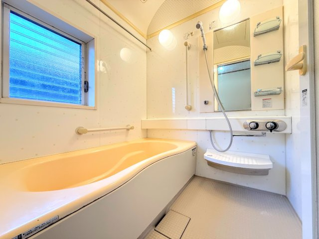 戸塚区舞岡町　中古戸建て　第1の浴室|［施工前］◆お子様と一緒にバスタイムを楽しめる広々空間。浴室乾燥機付で心地よいバスタイムを実現します。
