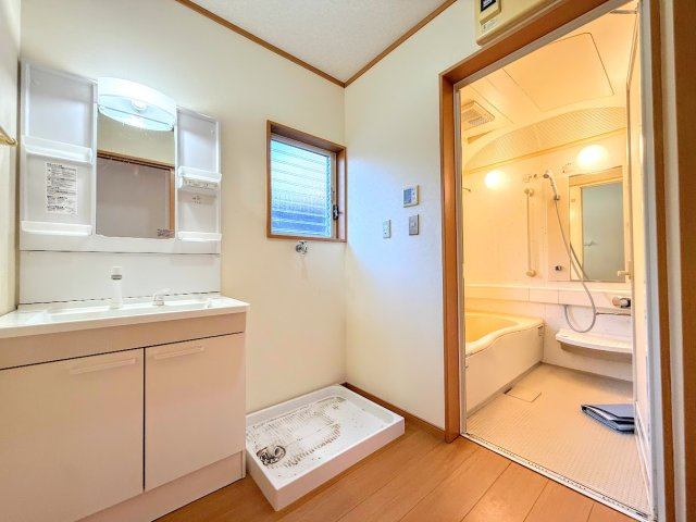 戸塚区舞岡町　中古戸建て　第1の独立洗面台|［施工前］◆毎日使う場所だから、機能的で使いやすさに配慮したパウダールーム。すっきりと使えるように収納も豊富にご用意しています。
