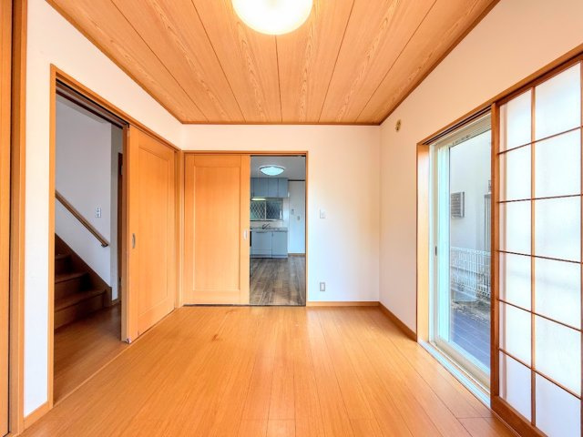 戸塚区舞岡町　中古戸建て　第1の洋室|［施工前］◆柔らかい陽光が差し込む明るいお部屋を演出する設計。彩光の取れる窓が気持ちの良いお部屋を創り上げます。
