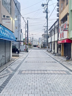 【前面道路含む現地写真】 | 大竹市新町１丁目（大竹駅徒歩3分）【店舗付住宅】 | スペイン通り☆前面道路6ｍ