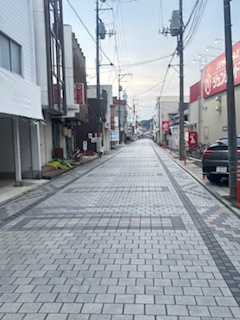 【前面道路含む現地写真】 | 大竹市新町１丁目（大竹駅徒歩3分）【店舗付住宅】 | スペイン通り☆前面道路6ｍ
