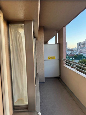 【バルコニー】 | イーストパークス大島・セントラルスクエア | 外からの目が気にならないバルコニーで洗濯物が干せます